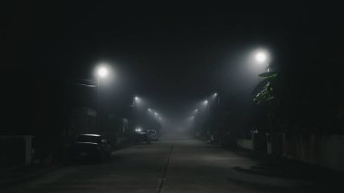 Köyde sisli bir geçmişi ve sessiz kasaba konseptiyle sokak gecesi sahnesi.