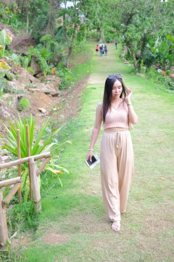 Dağdan inen güzel bir kadın