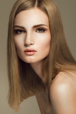 sağlıklı saç ile süslü sarışın kadın