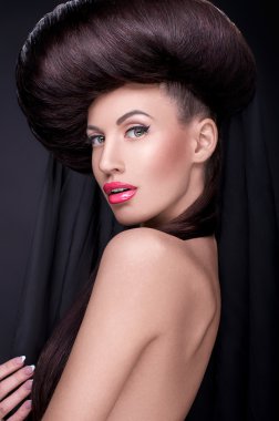 beatiwul womans portre saç modeli ile