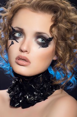 yaratıcı makyaj ve siyah kolye ile Güzellik Portresi