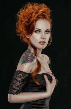 siyah elbiseli Posh Kızıl saçlı kadın