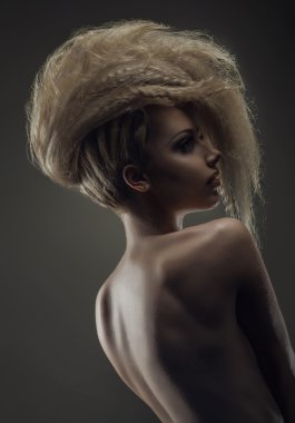 yaratıcı saç modeli olan kadın