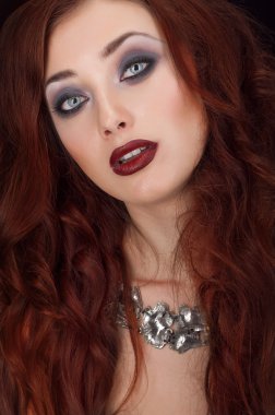 vampir Kızıl saçlı kadın gümüş kolye