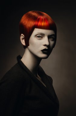 karanlık yaratıcı saç modeli ile soluk Gotik kadın portresi