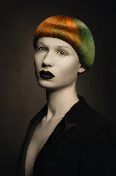 Portrait sombre de femme gothique pâle avec coiffure créative — Photo