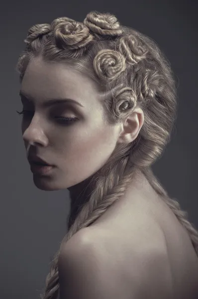 Portret kobiety z kreatywnych fryzurę — Zdjęcie stockowe