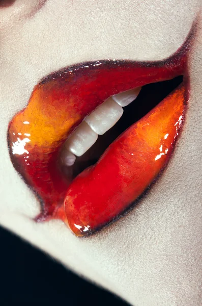 Primer plano de labios de mujer con maquillaje creativo —  Fotos de Stock