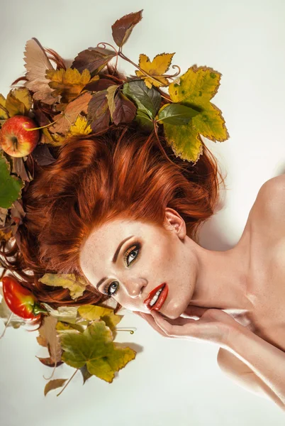 Sonbahar yaprakları ile Güzellik Portresi — Stok fotoğraf