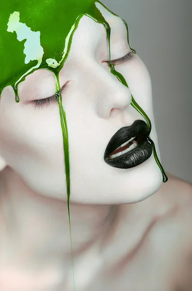 Mulher com gel verde derramando no rosto — Fotografia de Stock