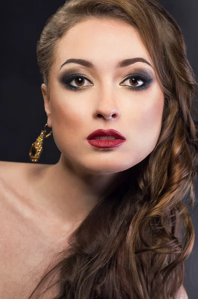 Posh sexy woman with evening makeup — Stockfoto