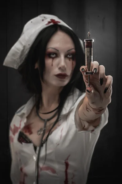 Straszne pielęgniarki ze strzykawki z krwi w ręku — Zdjęcie stockowe