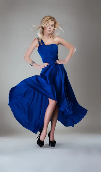 Mooie vrouw in mooie jurk — Stockfoto
