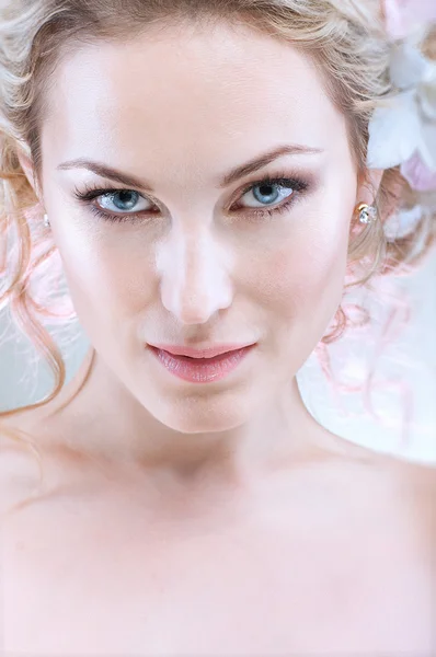 A sápadt bőr fiatal menyasszony gyönyörű portréja — Stock Fotó