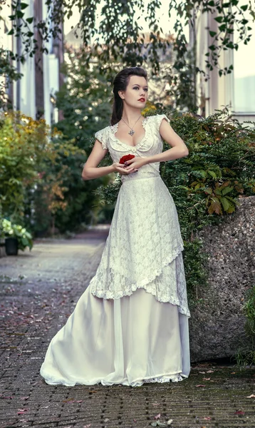 Mulher em vestido branco longo bonito — Fotografia de Stock
