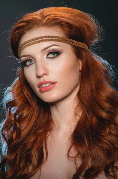 Studio portret van mooie redhead vrouw — Stockfoto