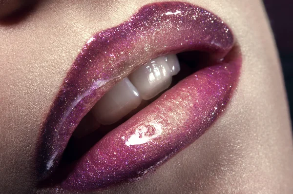 Primo piano colpo di labbra di donna con glitter — Foto Stock