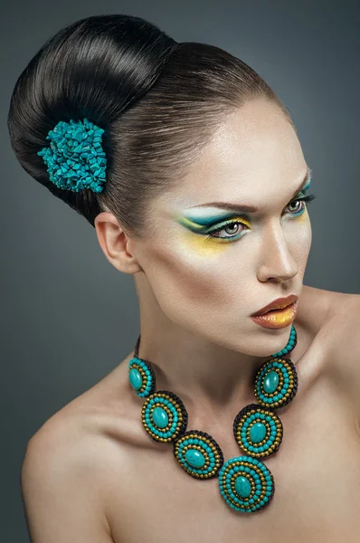 Hermosa mujer con joyas de color turquesa —  Fotos de Stock