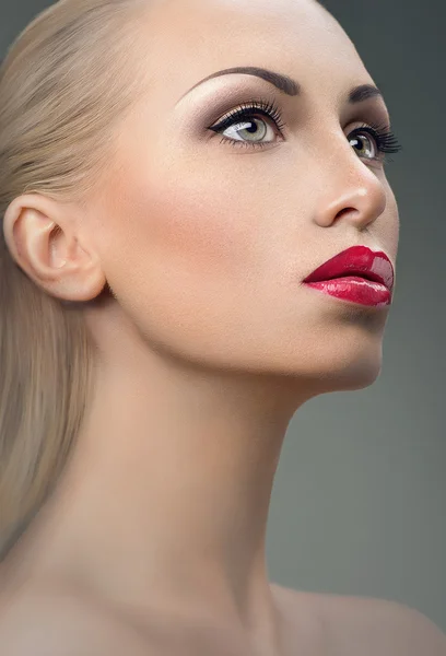 Retrato de moda de mulher loira bonita com pele perfeita — Fotografia de Stock