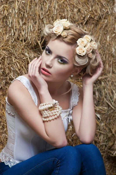 Mulher com penteado e guarnição dourada no cabelo — Fotografia de Stock