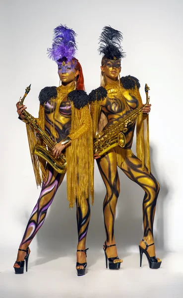 Dos mujeres doradas con saxofón — Foto de Stock