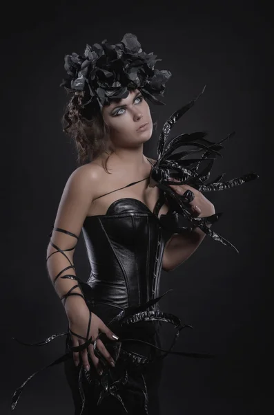 Glamour gothic móda žena v černých šatech — Stock fotografie