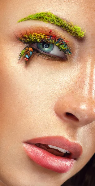 Cara de mujer con maquillaje creativo. Ojos y labios de cerca —  Fotos de Stock