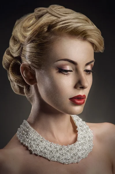 Retrato de mulher com penteado criativo — Fotografia de Stock