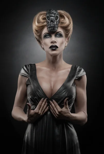 Gotik sarışın vampir kadın