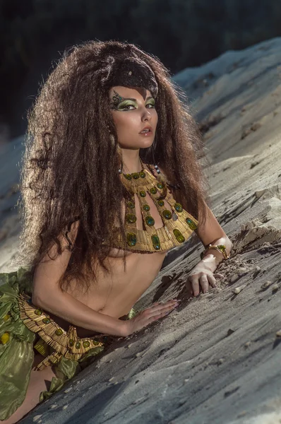 Oriental woman in ethnic costume in desert — Stockfoto