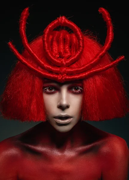 Retrato creativo de mujer con peluca roja — Foto de Stock