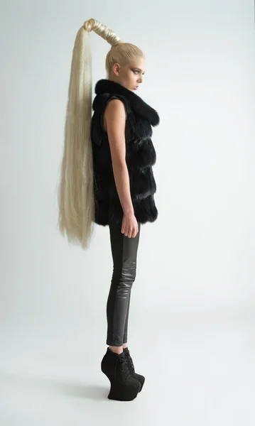Colpo di moda di una ragazza alla moda con i capelli lunghi — Foto Stock
