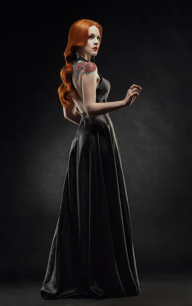 Posh rousse femme en robe noire — Photo