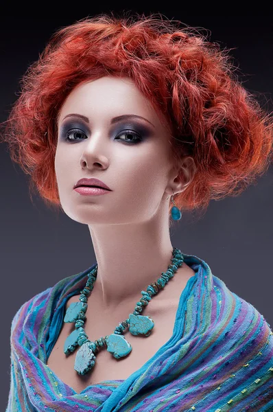 Redhead vrouw met turquoise ketting — Stockfoto