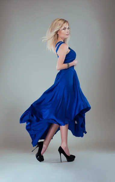 Mooie vrouw in mooie jurk — Stockfoto