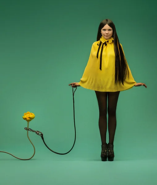 Sárga tündérrózsa lány divat lövés — Stock Fotó