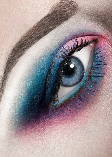 Macro beleza tiro de olho de mulher com maquiagem criativa — Fotografia de Stock