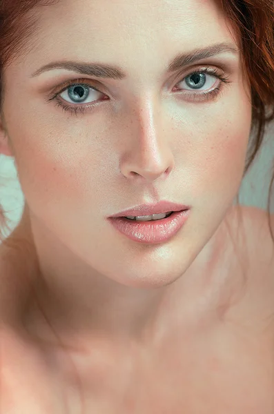 Belle femme avec des taches de rousseur. Portrait naturel . Photo De Stock