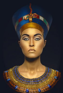 Mısır tarzı altın deri olan kadın