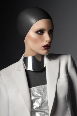 moda, gümüş bir kıyafet vurdu
