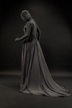 siyah elbiseli sarılı kadın