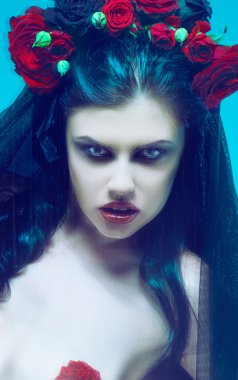 kırmızı gül desenli siyah güzel kadın