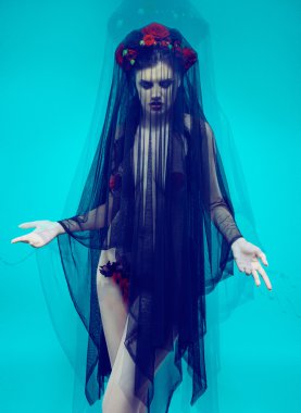 kırmızı gül desenli siyah güzel kadın