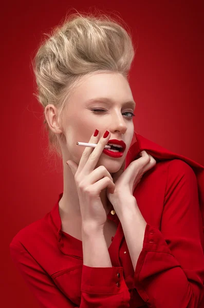 Stijlvolle vrouw in rood pak — Stockfoto