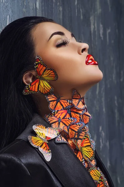 Mujer con mariposas — Foto de Stock