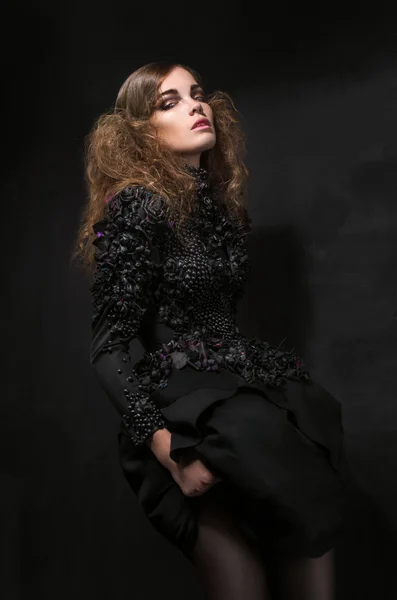Frau in schwarzem Gothikkleid — Stockfoto