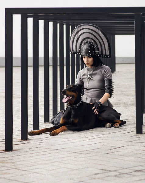 Žena s černým psem — Stock fotografie