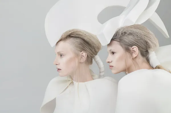 Zwei futuristische blonde Frauen — Stockfoto