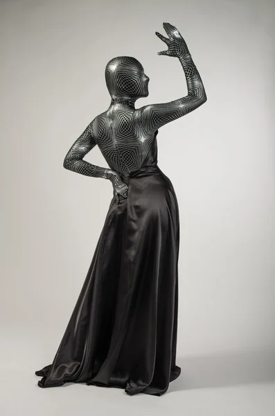 Vrouw gewikkeld in zwarte gewaden — Stockfoto