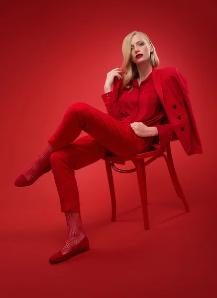 Mulher elegante em terno vermelho — Fotografia de Stock